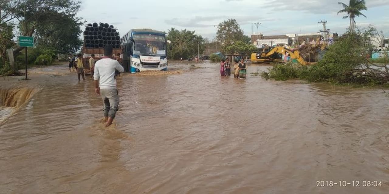 తీతలీ తుఫాన్ బాధితులకు చంద్రబాబు భరోసా (ఫొటోలు) తీతలీ తుఫాన్ బాధితులకు చంద్రబాబు భరోసా (ఫొటోలు)