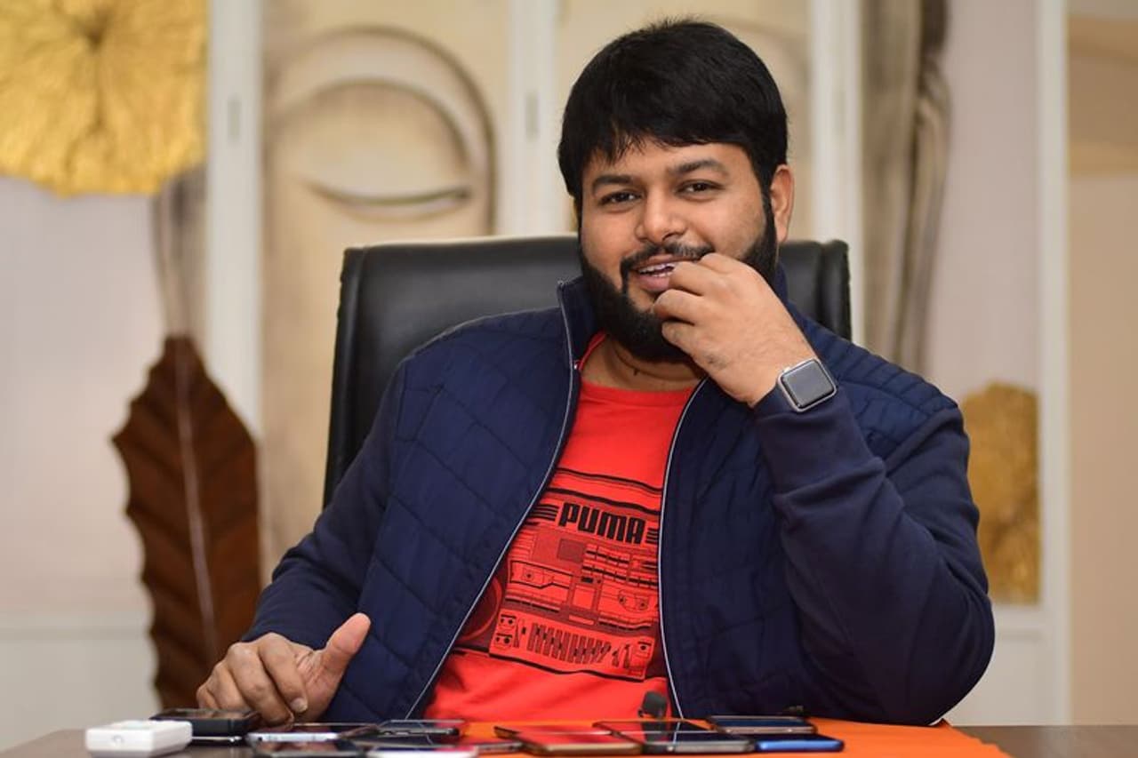 అరవింద సమేత విశేషాలు ప్రెస్ తో ముచ్చటిస్తున్న తమన్ అరవింద సమేత విశేషాలు ప్రెస్ తో ముచ్చటిస్తున్న తమన్