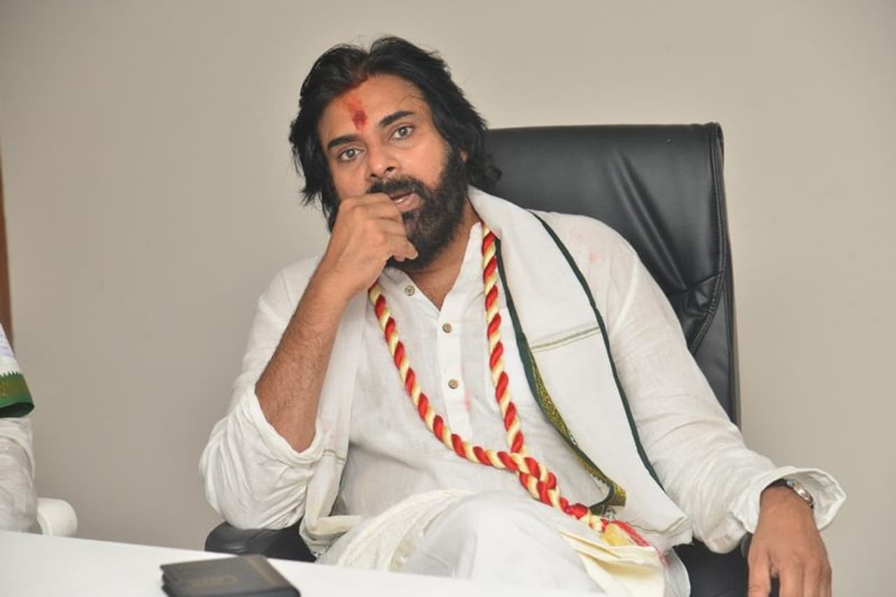 జనసేన కార్యాలయం ప్రారంభోత్సవంలో పవన్ (పిక్చర్స్) జనసేన కార్యాలయం ప్రారంభోత్సవంలో పవన్ (పిక్చర్స్)