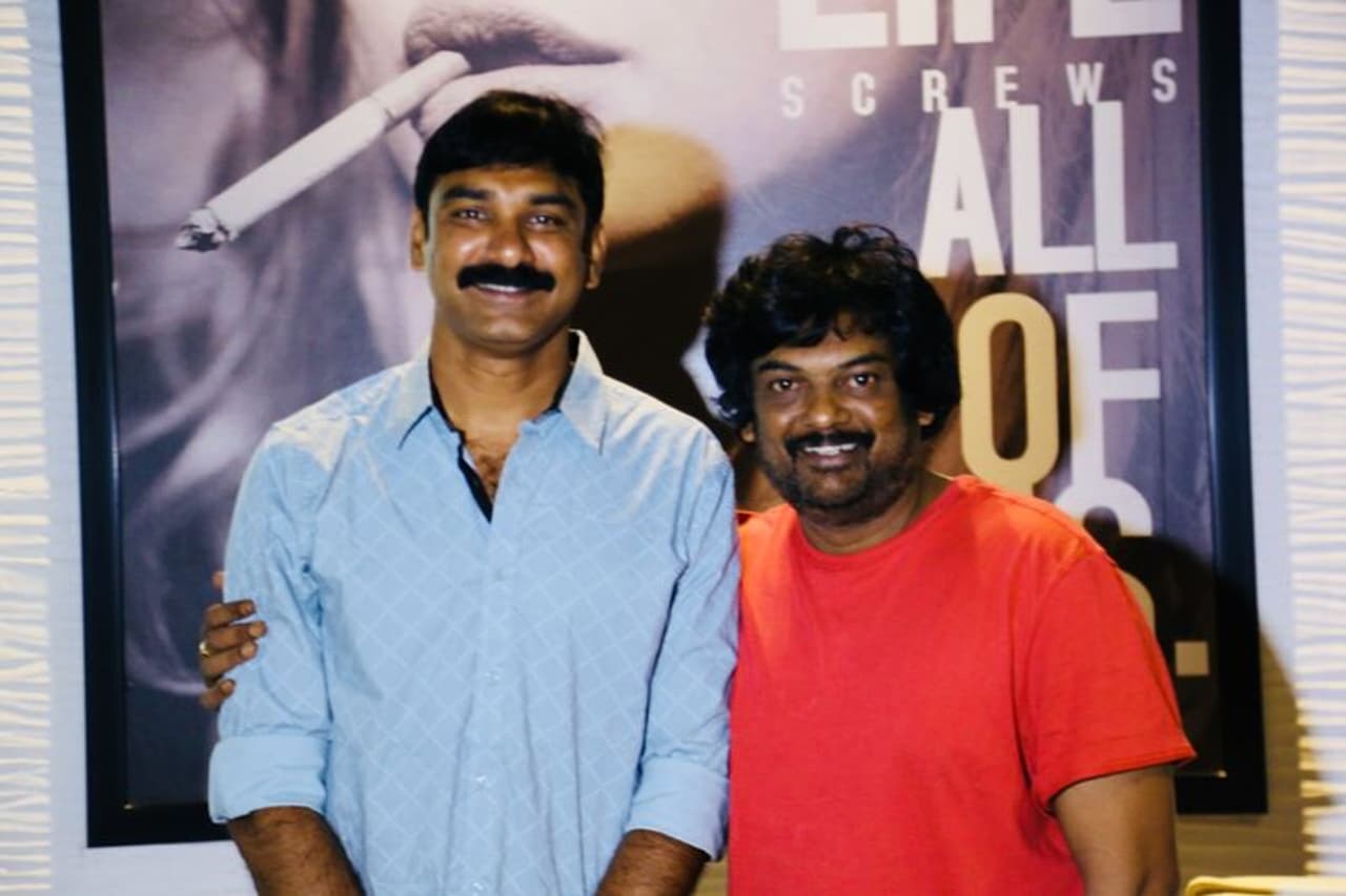 వినరా సోదర మూవీ ఫస్ట్ లుక్ విడుదల చేసిన పూరీ జగన్నాథ్ (ఫొటోలు) వినరా సోదర మూవీ ఫస్ట్ లుక్ విడుదల చేసిన పూరీ జగన్నాథ్ (ఫొటోలు)