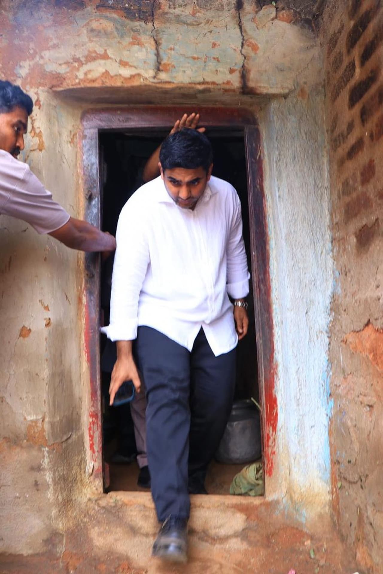 తుఫాన్ తాకిడి ప్రాంతాల్లో బైక్ పై నారా లోకేష్ తుఫాన్ తాకిడి ప్రాంతాల్లో బైక్ పై నారా లోకేష్