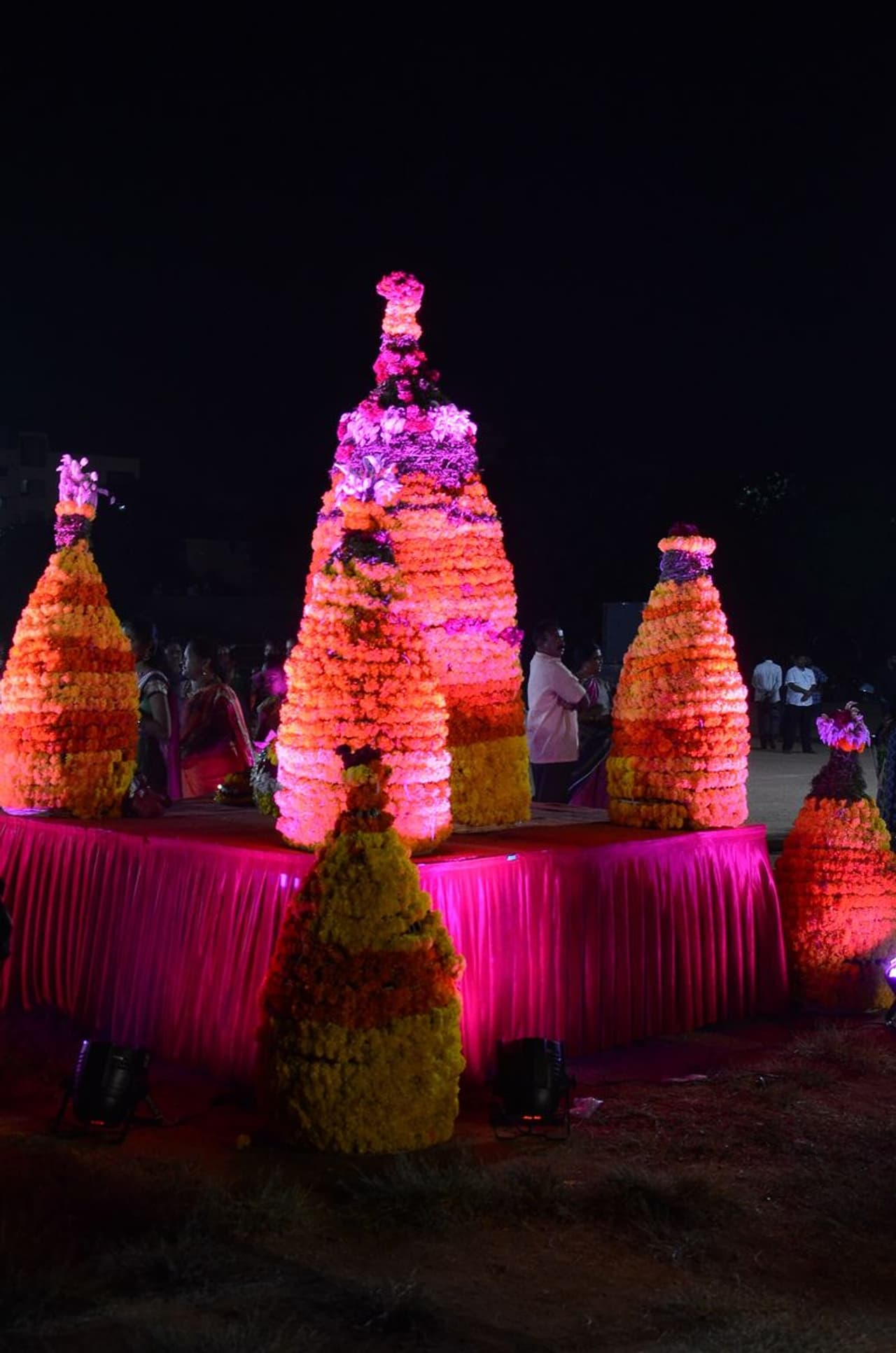 బతుకమ్మ సంబరాల్లో పాల్గొన్న సినీనటి గౌతమి (ఫోటోలు) బతుకమ్మ సంబరాల్లో పాల్గొన్న సినీనటి గౌతమి (ఫోటోలు)