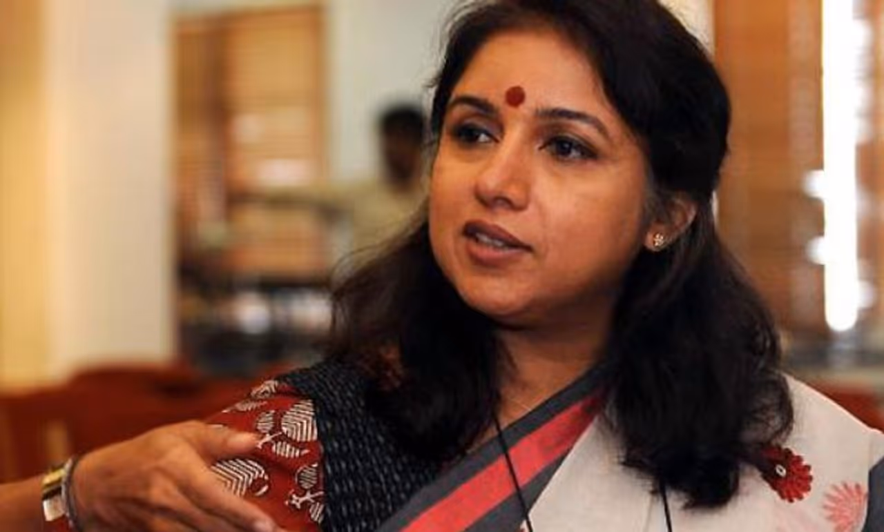 <p>பாரதி ராஜா இயக்கத்தில் வெளியான மண் வாசனை படம் மூலம் தமிழ் திரையுலகில் அறிமுகமானவர் நடிகை ரேவதி. </p> <p>பாரதி ராஜா இயக்கத்தில் வெளியான மண் வாசனை படம் மூலம் தமிழ் திரையுலகில் அறிமுகமானவர் நடிகை ரேவதி. </p>