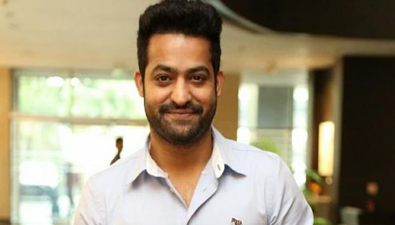 సింహాద్రి: నందమూరి వారసుడిగా జూనియర్ ఎన్టీఆర్ బాక్స్ ఆఫీస్ వద్ద తనకంటూ ఒక గుర్తింపు తెచ్చుకున్నాడు అంటే. అది సింహాద్రి వల్లే. మాస్ ఆడియెన్స్ కి దగ్గర చేసిన ఈ సినిమా 52 సెంటర్స్ లో 175 రోజులు ఆడింది. మొత్తంగా 14 కోట్ల లాభాలను అందించి ఎన్టీఆర్ కెరీర్ కి మంది బూస్ట్ ఇచ్చింది.