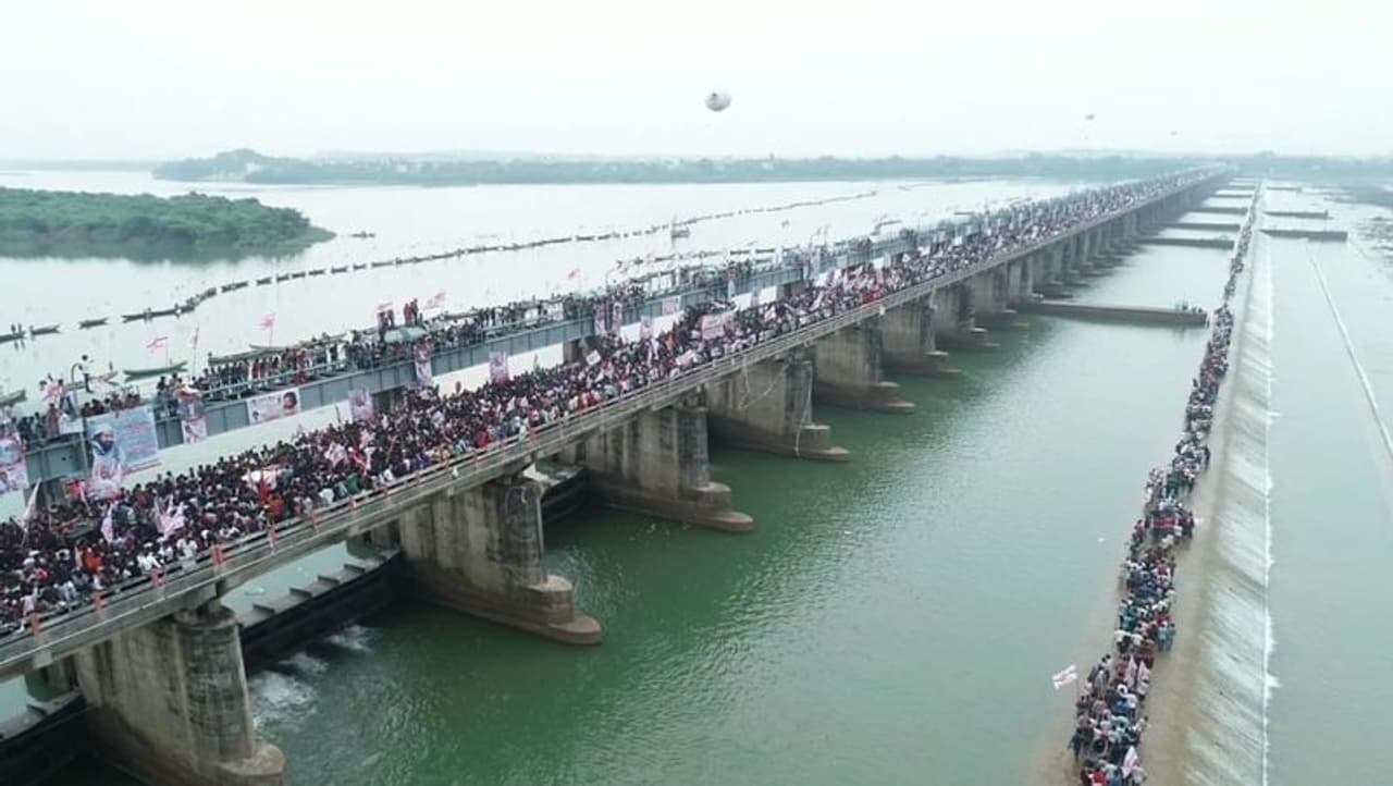 కాటన్ బ్యారేజ్పై జనసేన అధినేత పవన్ కల్యాణ్ కవాతు (ఫోటోలు) కాటన్ బ్యారేజ్పై జనసేన అధినేత పవన్ కల్యాణ్ కవాతు (ఫోటోలు)