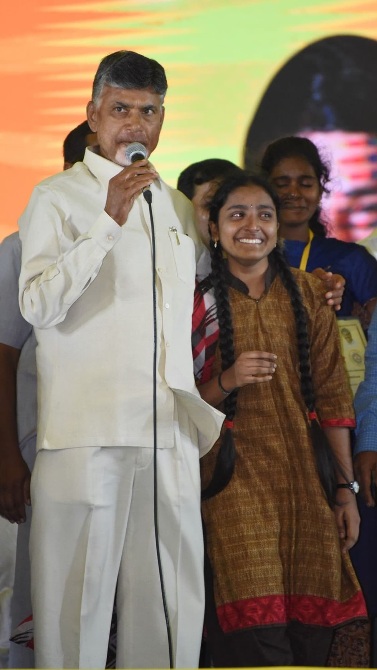 విద్యార్థులకు ప్రతిభా పురస్కారాలు అందజేస్తున్న సీఎం చంద్రబాబు (ఫోటోలు) విద్యార్థులకు ప్రతిభా పురస్కారాలు అందజేస్తున్న సీఎం చంద్రబాబు (ఫోటోలు)