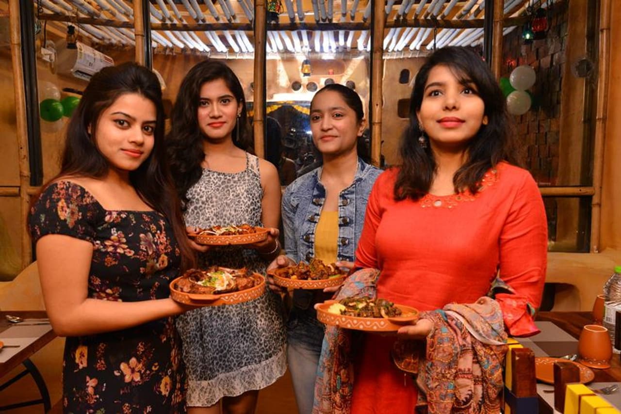 వివి వినాయక్ చేతుల మీదుగా ప్రారంభమైన కొబ్బరిల్లు రెస్టారెంట్ (ఫోటోలు) వివి వినాయక్ చేతుల మీదుగా ప్రారంభమైన కొబ్బరిల్లు రెస్టారెంట్ (ఫోటోలు)