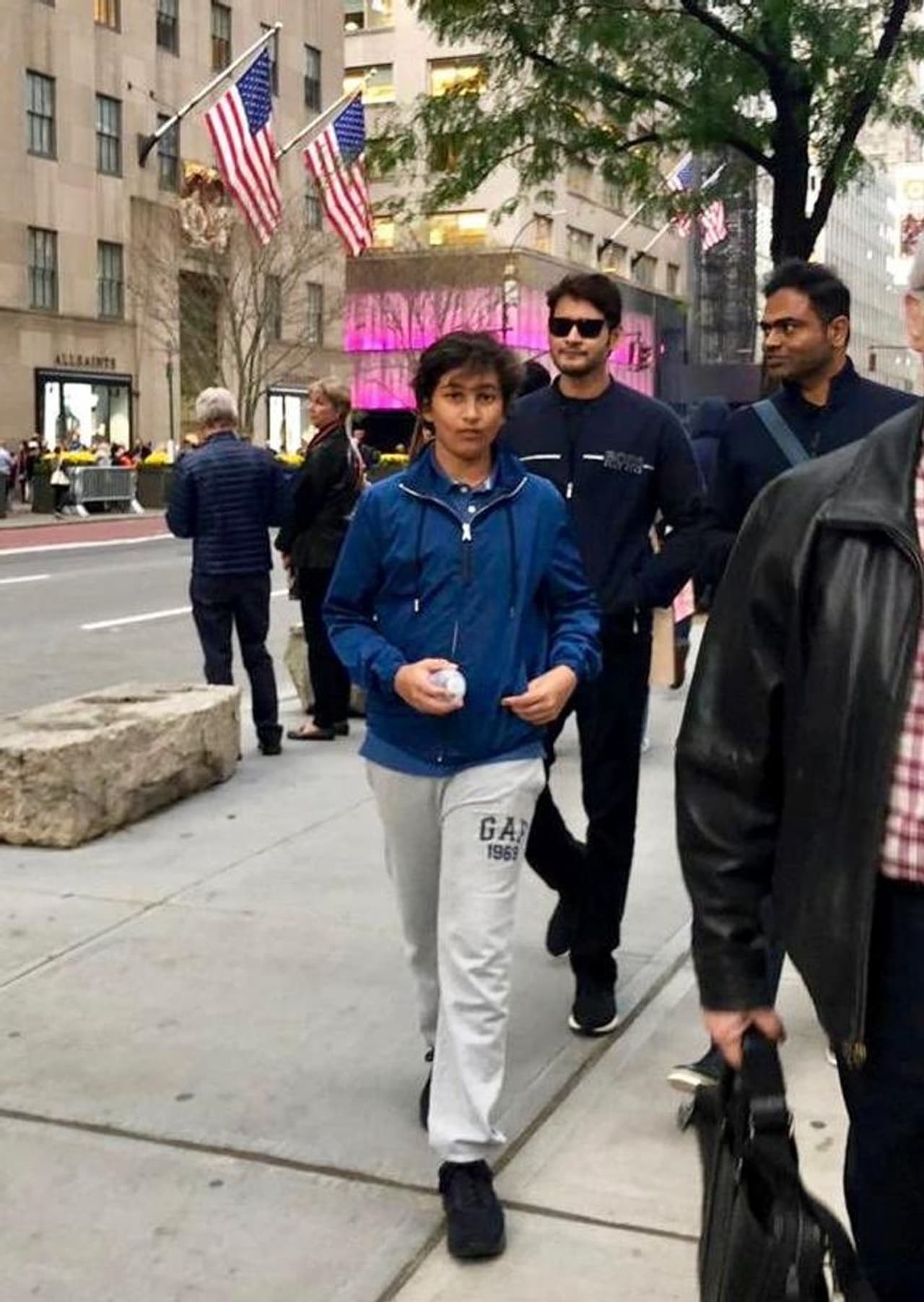 అమెరికాలో ఫ్యామిలీతో మహేష్ బాబు జాలీగా (ఫొటోలు) అమెరికాలో ఫ్యామిలీతో మహేష్ బాబు జాలీగా (ఫొటోలు)