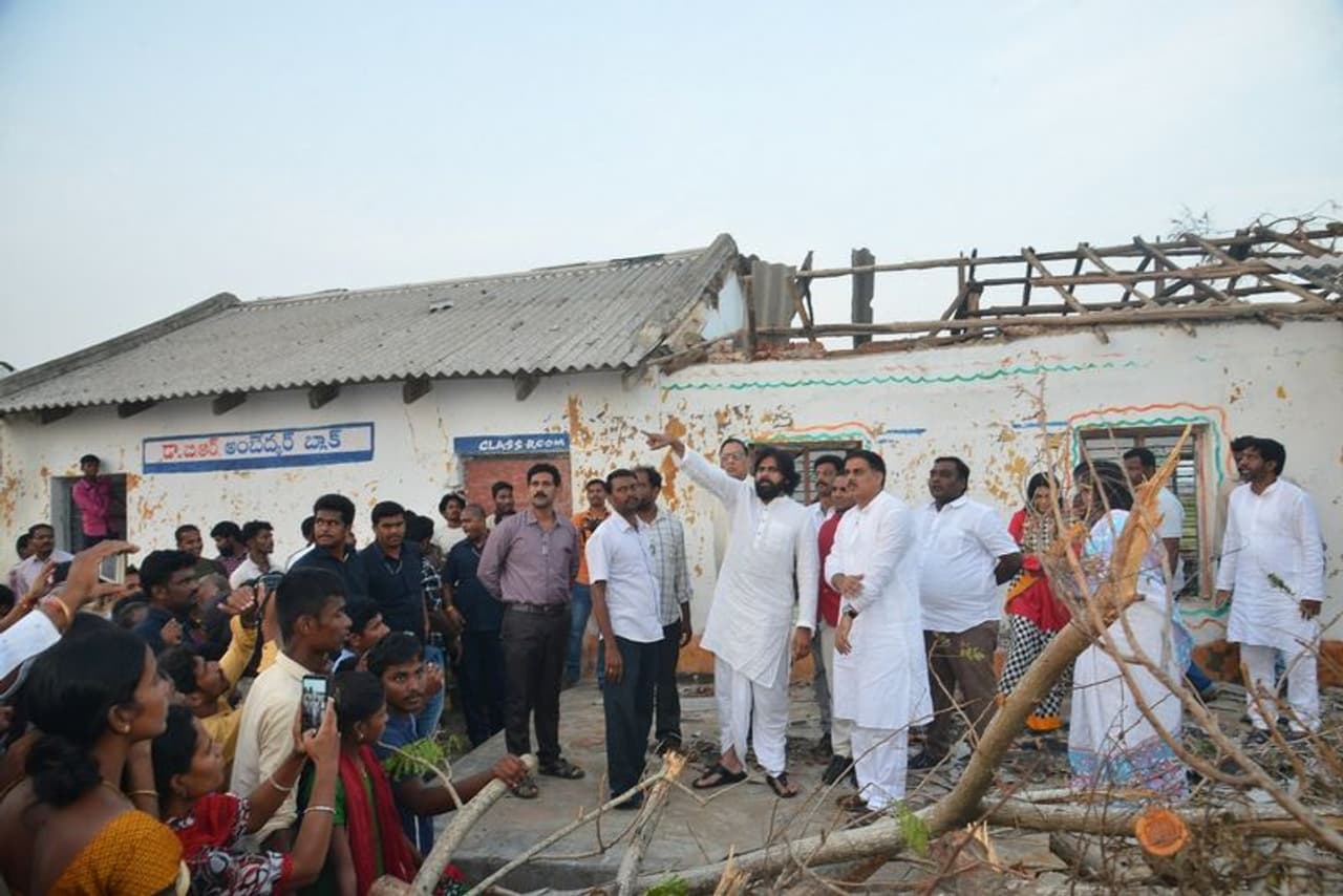 తిత్లీ బాధితులకు పవన్ పరామర్శ: తెలుగు వారంతా సహాయపడాలి తిత్లీ బాధితులకు పవన్ పరామర్శ: తెలుగు వారంతా సహాయపడాలి