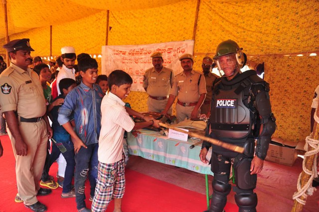 పోలీసు అమరవీరుల దినోత్సవం: విజయవాడ పోలీసుల ఓపెన్ హౌజ్(ఫోటోలు) పోలీసు అమరవీరుల దినోత్సవం: విజయవాడ పోలీసుల ఓపెన్ హౌజ్(ఫోటోలు)