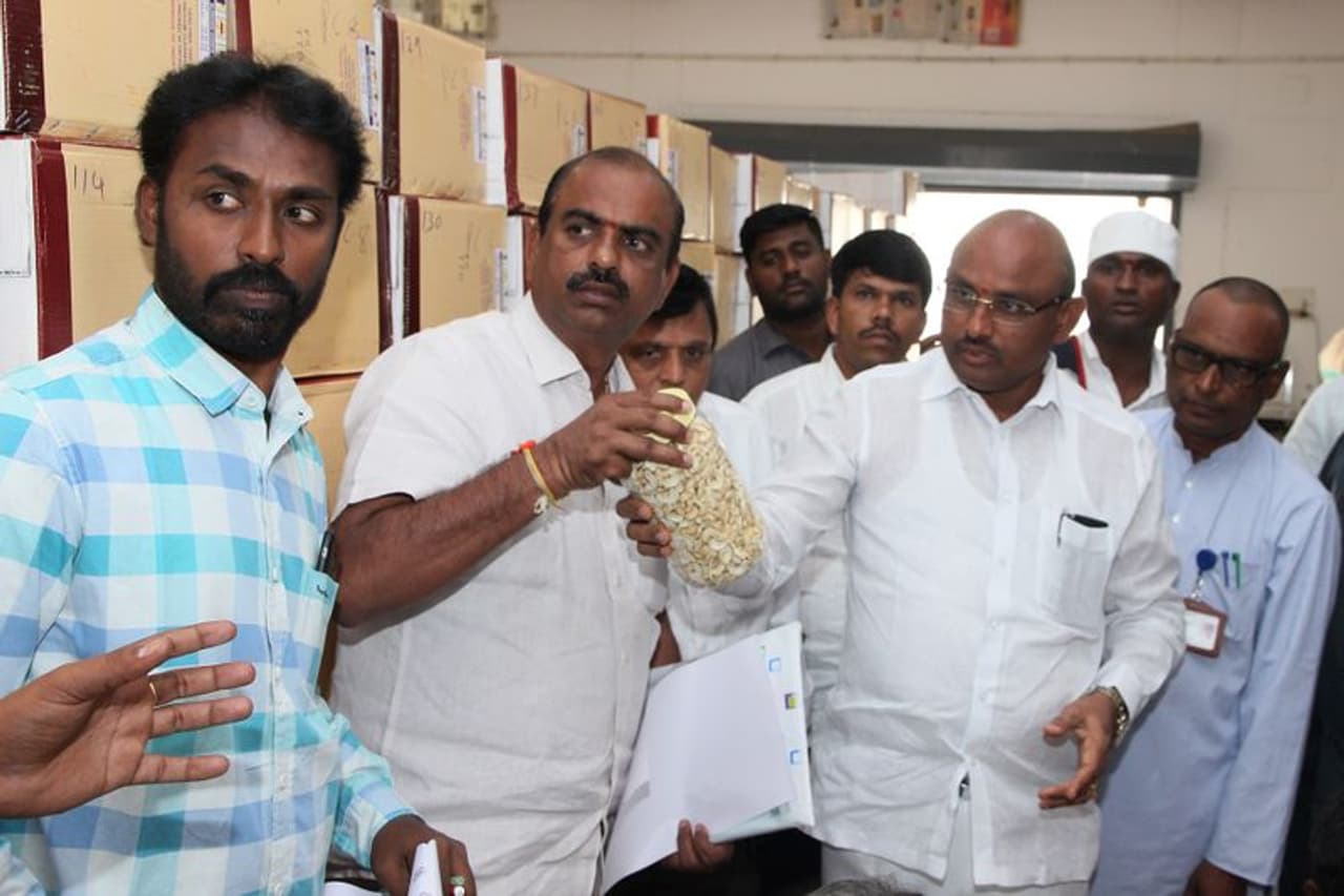 తిరుపతిలో ఆకస్మిక తనిఖీలు నిర్వహించిన టీటీడీ ఛైర్మెన్ (ఫోటోలు) తిరుపతిలో ఆకస్మిక తనిఖీలు నిర్వహించిన టీటీడీ ఛైర్మెన్ (ఫోటోలు)