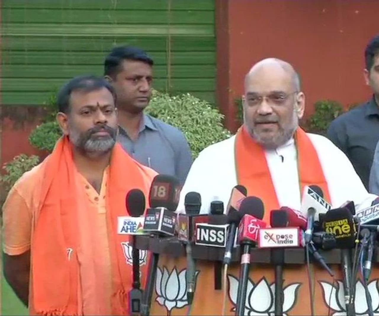 బీజేపీలోకి పరిపూర్ణానంద స్వామి: తెలంగాణ సీఎం అభ్యర్థి (ఫోటోలు) బీజేపీలోకి పరిపూర్ణానంద స్వామి: తెలంగాణ సీఎం అభ్యర్థి (ఫోటోలు)