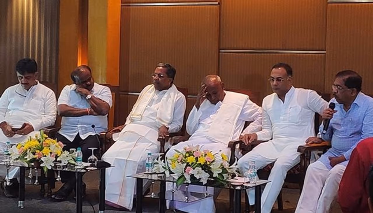 ದಶಕದ ಬಳಿಕ ಸಿದ್ದರಾಮಯ್ಯ ದೇವೇಗೌಡ ಅಪೂರ್ವ ಸಂಗಮ ದಶಕದ ಬಳಿಕ ಸಿದ್ದರಾಮಯ್ಯ ದೇವೇಗೌಡ ಅಪೂರ್ವ ಸಂಗಮ