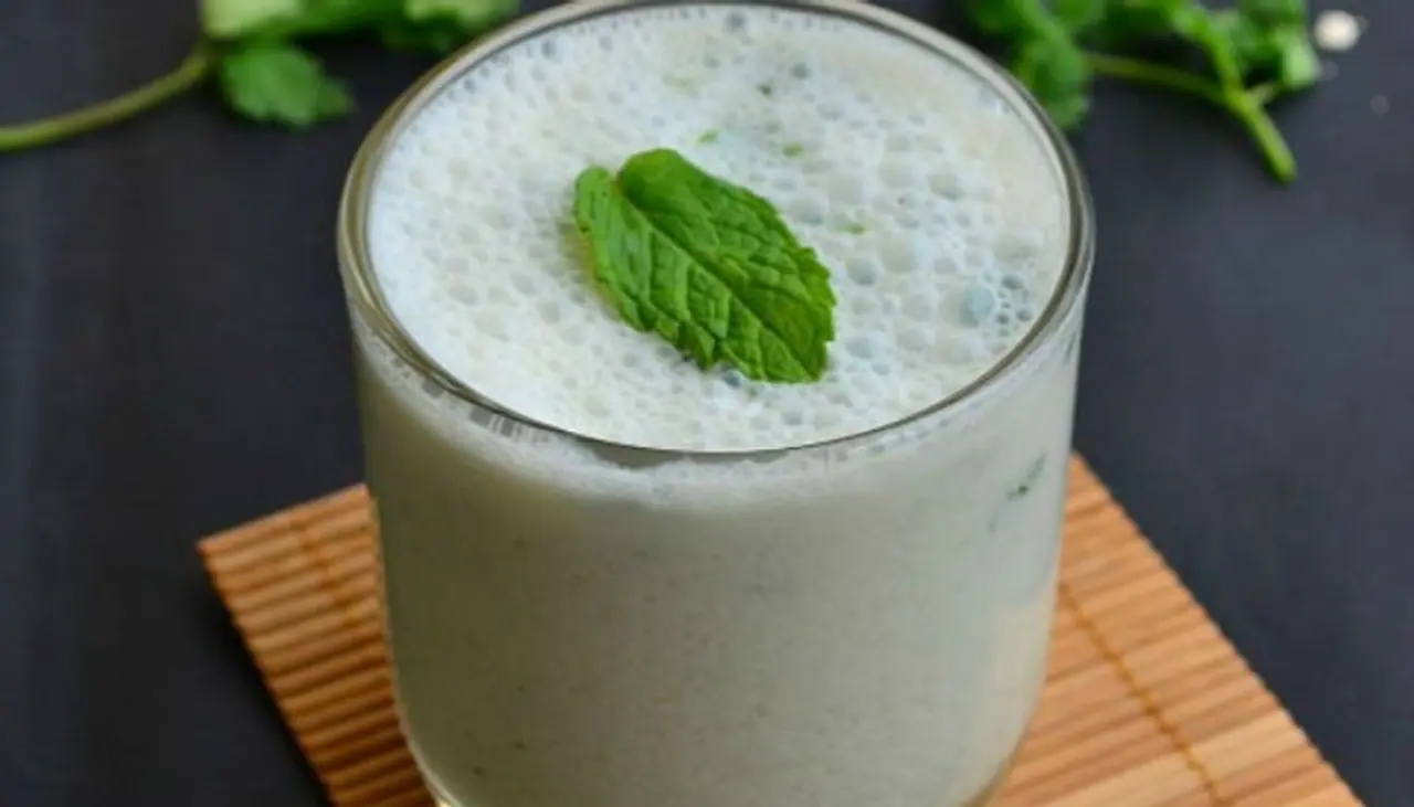 <p><strong>ಮಜ್ಜಿಗೆ ಏಕೆ ಉತ್ತಮ?:&nbsp;</strong>ಮಜ್ಜಿಗೆಯಾಗಿ ಪರಿವರ್ತಿಸಲು ಮೊಸರನ್ನು ಮತ್ತಷ್ಟು ಹದ ಮಾಡಲಾಗುತ್ತದೆ. ಇದರಿಂದ ಜೀರ್ಣಕ್ರಿಯೆ ಸುಲಭ ಮತ್ತು ವೇಗವಾಗಿ ಆಗುತ್ತದೆ. ಆದ್ದರಿಂದ, ಇದು ಅಜೀರ್ಣಕ್ಕೆ ಉತ್ತಮವಾದ ಪಾನೀಯವಾಗುತ್ತದೆ. ಅಲ್ಲದೆ, ಇದು ಮೊಸರಿನಿಗಿಂತ ಉತ್ತಮ ಹೈಡ್ರೇಟರ್ ಆಗುತ್ತದೆ ಏಕೆಂದರೆ ಇದು ಹೆಚ್ಚಿನ ಪ್ರಮಾಣದಲ್ಲಿ ನೀರನ್ನು ಹೊಂದಿದೆ.&nbsp;</p>