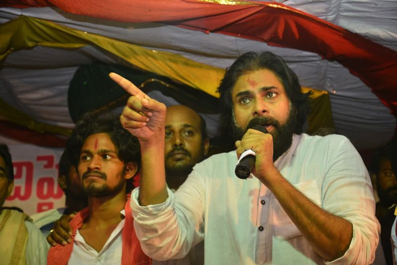 శ్రీకాకుళం జిల్లా బలసలరేవులో తుఫాను బాధితులను పరామర్శించిన పవన్ (ఫోటోలు) శ్రీకాకుళం జిల్లా బలసలరేవులో తుఫాను బాధితులను పరామర్శించిన పవన్ (ఫోటోలు)