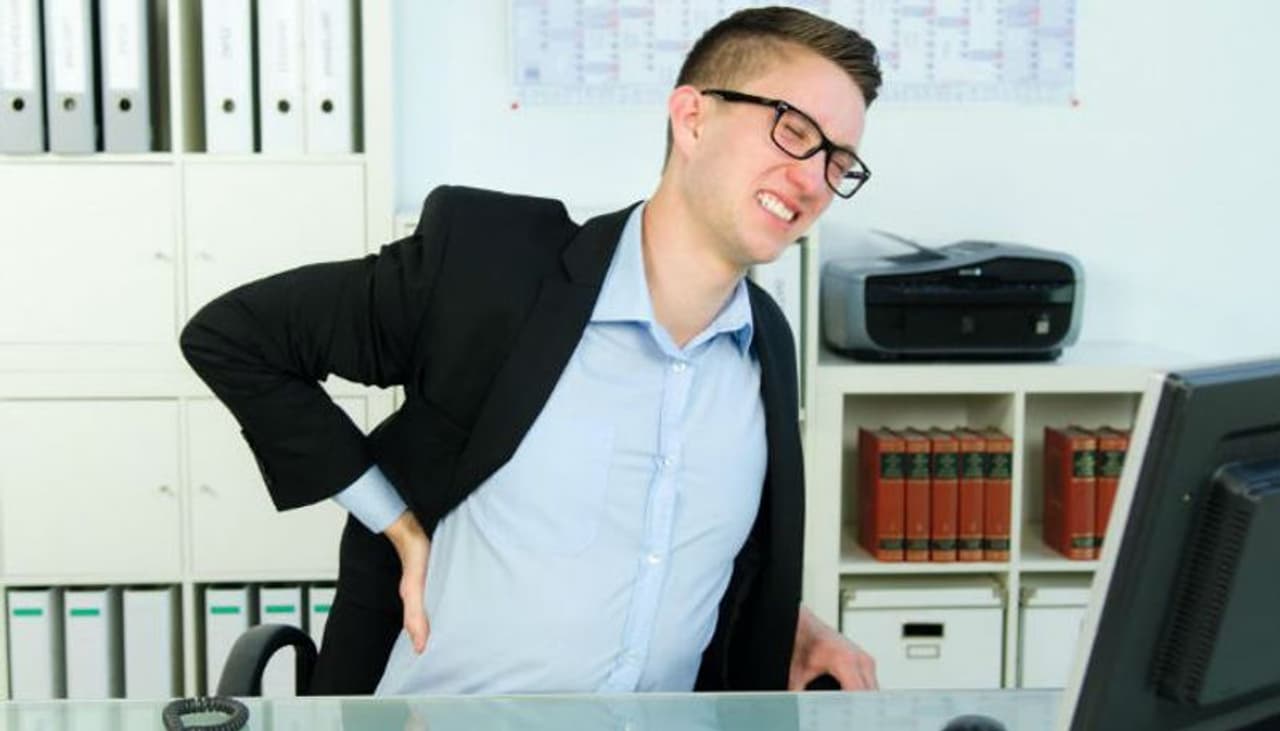 <p>ತಜ್ಞರ ಪ್ರಕಾರ ಸೊಂಟ ನೋವು ಸಾಮಾನ್ಯ ಸಮಸ್ಯೆ. ಇದು ಪ್ರತಿಯೊಬ್ಬರ ಮೇಲೆ ಪರಿಣಾಮ ಬೀರುತ್ತದೆ. ನ್ಯಾಷನಲ್ ಇನ್ ಸ್ಟಿಟ್ಯೂಟ್ಸ್ ಆಫ್ ಹೆಲ್ತ್ ಪ್ರಕಾರ, ಶೇ.80ರಷ್ಟು ಜನರು ಖಂಡಿತವಾಗಿಯೂ ತಮ್ಮ ಜೀವನದಲ್ಲಿ ಒಮ್ಮೆ ಬೆನ್ನು ನೋವನ್ನು ಅನುಭವಿಸುತ್ತಾರೆ. ನೀವೂ ಕೂಡ ಬೆನ್ನು ನೋವಿನಿಂದ ಬಳಲುತ್ತಿದ್ದರೆ ಮತ್ತು ಅದರಿಂದ ಮುಕ್ತಿ ಪಡೆಯಲು ಬಯಸಿದರೆ, ನೀವು ಈ ಸಲಹೆಗಳನ್ನು ಅನುಸರಿಸಬೇಕು.</p> <p>ತಜ್ಞರ ಪ್ರಕಾರ ಸೊಂಟ ನೋವು ಸಾಮಾನ್ಯ ಸಮಸ್ಯೆ. ಇದು ಪ್ರತಿಯೊಬ್ಬರ ಮೇಲೆ ಪರಿಣಾಮ ಬೀರುತ್ತದೆ. ನ್ಯಾಷನಲ್ ಇನ್ ಸ್ಟಿಟ್ಯೂಟ್ಸ್ ಆಫ್ ಹೆಲ್ತ್ ಪ್ರಕಾರ, ಶೇ.80ರಷ್ಟು ಜನರು ಖಂಡಿತವಾಗಿಯೂ ತಮ್ಮ ಜೀವನದಲ್ಲಿ ಒಮ್ಮೆ ಬೆನ್ನು ನೋವನ್ನು ಅನುಭವಿಸುತ್ತಾರೆ. ನೀವೂ ಕೂಡ ಬೆನ್ನು ನೋವಿನಿಂದ ಬಳಲುತ್ತಿದ್ದರೆ ಮತ್ತು ಅದರಿಂದ ಮುಕ್ತಿ ಪಡೆಯಲು ಬಯಸಿದರೆ, ನೀವು ಈ ಸಲಹೆಗಳನ್ನು ಅನುಸರಿಸಬೇಕು.</p>