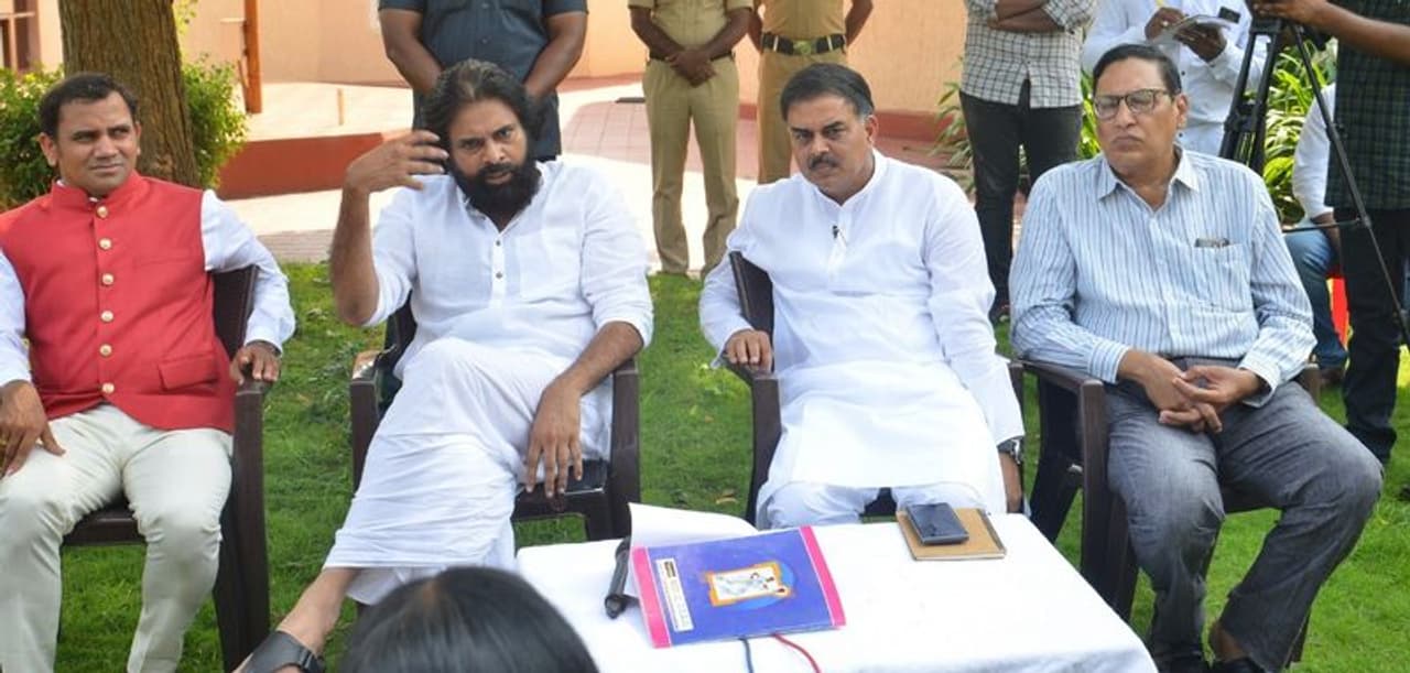 తుపాను తాకిడి ప్రాంతాల్లోని ప్రతినిధులతో పవన్ కల్యాణ్ (ఫొటోలు) తుపాను తాకిడి ప్రాంతాల్లోని ప్రతినిధులతో పవన్ కల్యాణ్ (ఫొటోలు)