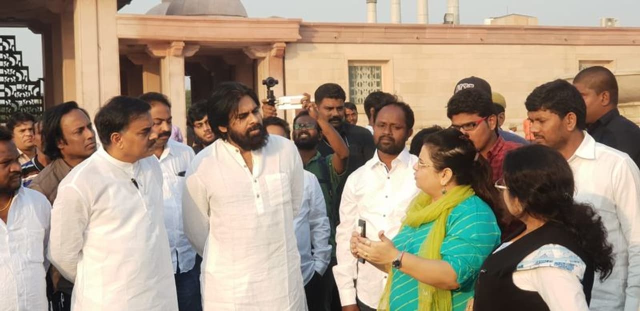 లక్నోలో డా. భీంరావు అంభేద్కర్ పార్కును సందర్శించిన పవన్ లక్నోలో డా. భీంరావు అంభేద్కర్ పార్కును సందర్శించిన పవన్