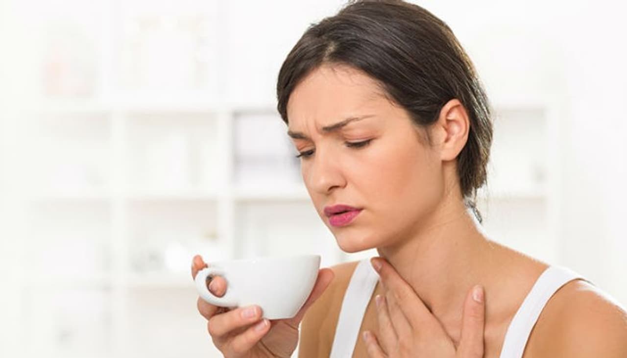 <p style="text align: justify;">వాతావరణంలో మార్పులు రాగానే ముందుగా.. జలుబు, జ్వరం, గొంతు నొప్పి లాంటివి వెంటనే వచ్చేస్తాయి. జ్వరానికి ట్యాబ్లెట్ వేసుకుంటే తగ్గిపోతుంది. కానీ.. జలుబు, గొంతునొప్పి లకు మందులు వాడినా కూడా వెంటనే ఉపశమనం కలిగించవు. </p> <p style="text align: justify;">వాతావరణంలో మార్పులు రాగానే ముందుగా.. జలుబు, జ్వరం, గొంతు నొప్పి లాంటివి వెంటనే వచ్చేస్తాయి. జ్వరానికి ట్యాబ్లెట్ వేసుకుంటే తగ్గిపోతుంది. కానీ.. జలుబు, గొంతునొప్పి లకు మందులు వాడినా కూడా వెంటనే ఉపశమనం కలిగించవు. </p>