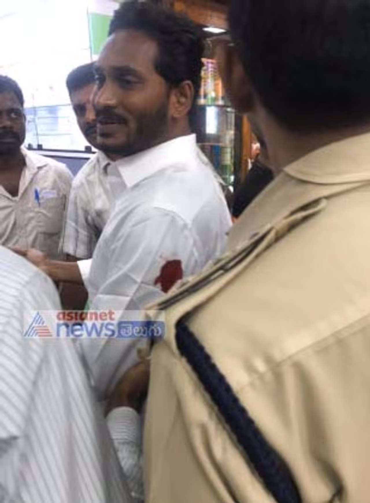 విశాఖ విమానాశ్రయంలో వైఎస్ జగన్ పై దాడి విశాఖ విమానాశ్రయంలో వైఎస్ జగన్ పై దాడి