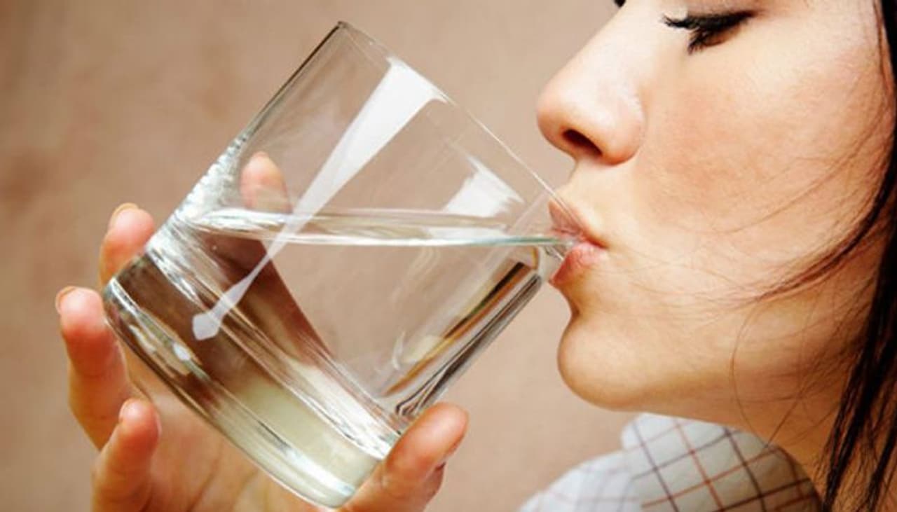 <p><strong>ಈ ಸಂದರ್ಭಗಳಲ್ಲಿ ನೀರು ಕುಡಿಯಬೇಡಿ</strong><br />ಈ ಕೆಳಗಿನ ಸಂದರ್ಭಗಳಲ್ಲಿ ಇದ್ದಕ್ಕಿದ್ದಂತೆ ಅಥವಾ ಅತಿಯಾಗಿ ನೀರು ಕುಡಿದರೆ ಆರೋಗ್ಯ ಸಮಸ್ಯೆಗಳಾಗಬಹುದು. ಆದ್ದರಿಂದ, ನಿರ್ದಿಷ್ಟ ಸಂದರ್ಭಗಳಲ್ಲಿ ಮತ್ತು ಪರಿಸ್ಥಿತಿಗಳಲ್ಲಿ ಹೆಚ್ಚು ನೀರು ಕುಡಿಯುವುದನ್ನು ತಪ್ಪಿಸಬೇಕು. ಆ ಸಂದರ್ಭಗಳು ಯಾವಾಗ ಅನ್ನೋದು ನೋಡೋಣ? </p> <p><strong>ಈ ಸಂದರ್ಭಗಳಲ್ಲಿ ನೀರು ಕುಡಿಯಬೇಡಿ</strong><br />ಈ ಕೆಳಗಿನ ಸಂದರ್ಭಗಳಲ್ಲಿ ಇದ್ದಕ್ಕಿದ್ದಂತೆ ಅಥವಾ ಅತಿಯಾಗಿ ನೀರು ಕುಡಿದರೆ ಆರೋಗ್ಯ ಸಮಸ್ಯೆಗಳಾಗಬಹುದು. ಆದ್ದರಿಂದ, ನಿರ್ದಿಷ್ಟ ಸಂದರ್ಭಗಳಲ್ಲಿ ಮತ್ತು ಪರಿಸ್ಥಿತಿಗಳಲ್ಲಿ ಹೆಚ್ಚು ನೀರು ಕುಡಿಯುವುದನ್ನು ತಪ್ಪಿಸಬೇಕು. ಆ ಸಂದರ್ಭಗಳು ಯಾವಾಗ ಅನ್ನೋದು ನೋಡೋಣ? </p>