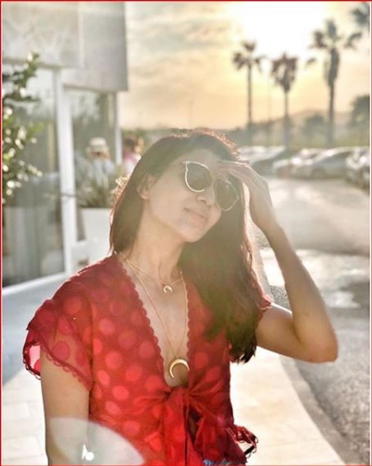 ಇಪ್ಪತ್ತು ವರ್ಷದವರೆಗೆ ವಿಪರೀತ ಆರ್ಥಿಕ ಸಮಸ್ಯೆಯಿದ್ದ ಸಮಂತಾ ಸಣ ಪುಟ್ಟ ಕೆಲಸಗಳನ್ನು ಮಾಡಿಕೊಂಡಿದ್ದರು. ಕೊನೆಗೆ ಮಾಡೆಲಿಂಗ್ ಪ್ರಪಂಚಕ್ಕೆ ಕಾಲಿಟ್ಟರು. ಅಲ್ಲಿಂದಲೇ ಶುರುವಾಯಿತು ಅವರ ಸಿನಿ ಜರ್ನಿ. ಚಿತ್ರರಂಗಕ್ಕೆ ಕರೆ ತಂದಿದ್ದು ರವಿ ವರ್ಮಾ. ಇಪ್ಪತ್ತು ವರ್ಷದವರೆಗೆ ವಿಪರೀತ ಆರ್ಥಿಕ ಸಮಸ್ಯೆಯಿದ್ದ ಸಮಂತಾ ಸಣ ಪುಟ್ಟ ಕೆಲಸಗಳನ್ನು ಮಾಡಿಕೊಂಡಿದ್ದರು. ಕೊನೆಗೆ ಮಾಡೆಲಿಂಗ್ ಪ್ರಪಂಚಕ್ಕೆ ಕಾಲಿಟ್ಟರು. ಅಲ್ಲಿಂದಲೇ ಶುರುವಾಯಿತು ಅವರ ಸಿನಿ ಜರ್ನಿ. ಚಿತ್ರರಂಗಕ್ಕೆ ಕರೆ ತಂದಿದ್ದು ರವಿ ವರ್ಮಾ.