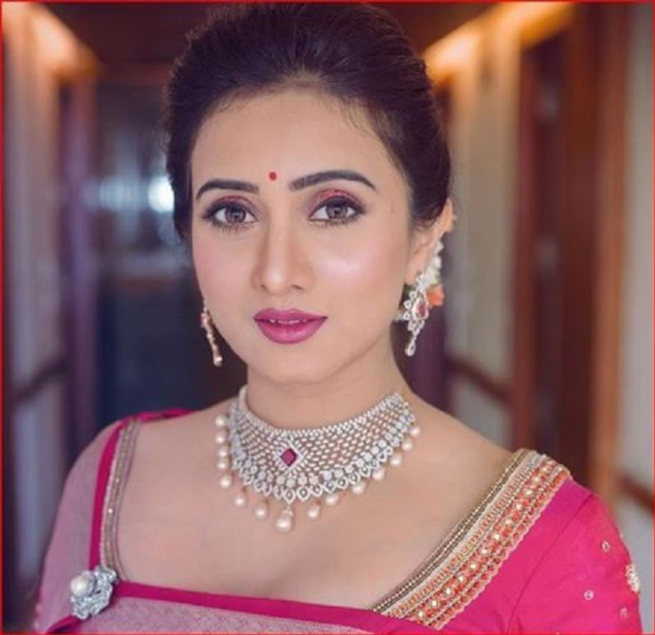 <p><strong>ಹರ್ಷಿಕಾ ಪೂಣಚ್ಚ:</strong> ಬ್ಯಾನ್ ಮಾಡುತ್ತಾರೆಯೇ ಇಲ್ಲವೇ ಎಂಬುದು ಗೊತ್ತಿಲ್ಲ. ಹಾಗೊಂದು ವೇಳೆ ಮಾಡಿದರೆ ಅದು ಒಳ್ಳೆಯ ನಿರ್ಧಾರ ಅಲ್ಲ. ಸೋಷಿಯಲ್ ಮೀಡಿಯಾಗಳಿಂದ ಸಾಕಷ್ಟು ಒಳ್ಳೆಯ ಕೆಲಸಗಳು ಆಗುತ್ತಿವೆ ಎಂದಿದ್ದಾರೆ.</p> <p><strong>ಹರ್ಷಿಕಾ ಪೂಣಚ್ಚ:</strong> ಬ್ಯಾನ್ ಮಾಡುತ್ತಾರೆಯೇ ಇಲ್ಲವೇ ಎಂಬುದು ಗೊತ್ತಿಲ್ಲ. ಹಾಗೊಂದು ವೇಳೆ ಮಾಡಿದರೆ ಅದು ಒಳ್ಳೆಯ ನಿರ್ಧಾರ ಅಲ್ಲ. ಸೋಷಿಯಲ್ ಮೀಡಿಯಾಗಳಿಂದ ಸಾಕಷ್ಟು ಒಳ್ಳೆಯ ಕೆಲಸಗಳು ಆಗುತ್ತಿವೆ ಎಂದಿದ್ದಾರೆ.</p>