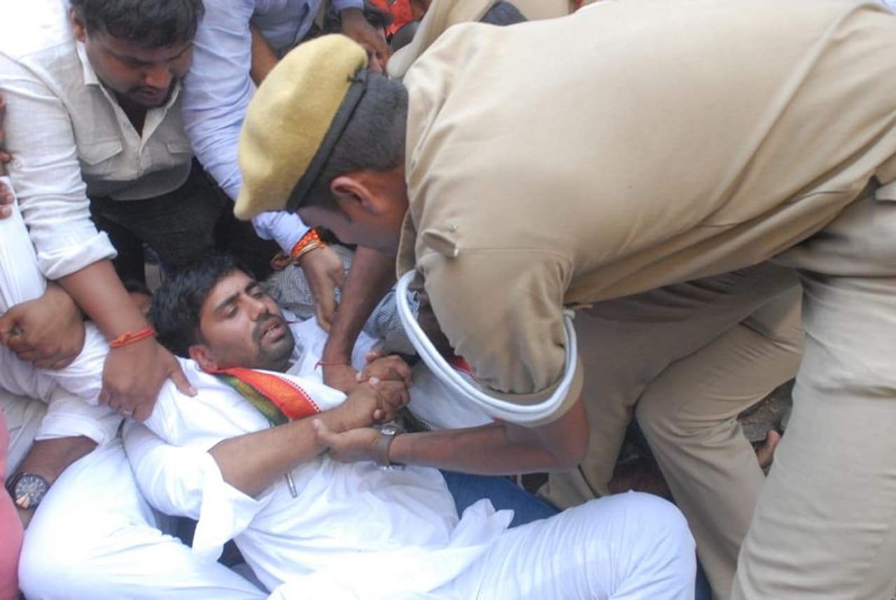 రాఫెల్ ఇష్యూపై హైదరాబాద్ లో ధర్నా (ఫొటోలు) రాఫెల్ ఇష్యూపై హైదరాబాద్ లో ధర్నా (ఫొటోలు)