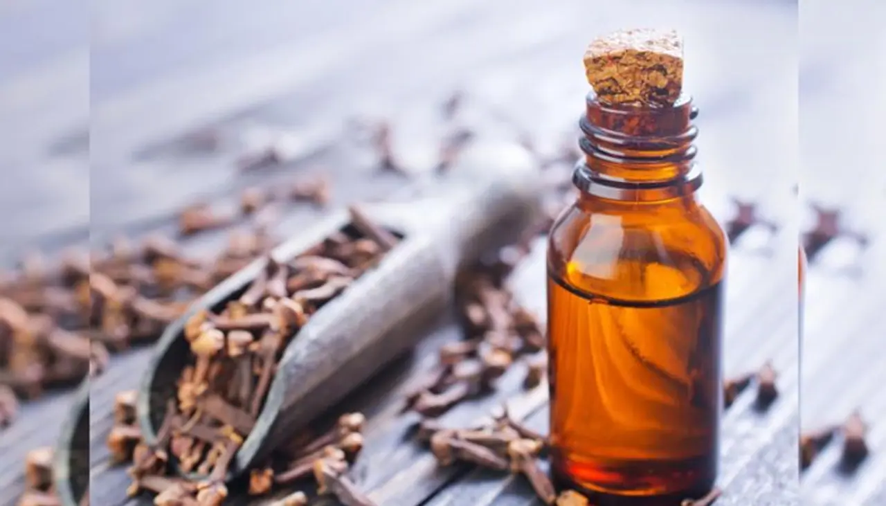 <p>ಅರೋಮಾಥೆರಪಿಯಲ್ಲಿ ಲವಂಗ ಎಣ್ಣೆ ಅತ್ಯಂತ ಜನಪ್ರಿಯ ಮತ್ತು ವ್ಯಾಪಕವಾಗಿ ಬಳಸಲಾಗುವ ಪರಿಹಾರವಾಗಿದೆ. ನಿಮ್ಮ ಆಹಾರದಲ್ಲಿ ಲವಂಗ ಎಣ್ಣೆಯನ್ನು ಸೇರಿಸುವುದರ ಪ್ರಯೋಜನಗಳನ್ನು ನೀವು ತಿಳಿದುಕೊಂಡರೆ ಇದರಿಂದ ಹಲವಾರು ಲಾಭಗಳಿವೆ. </p> <p>ಅರೋಮಾಥೆರಪಿಯಲ್ಲಿ ಲವಂಗ ಎಣ್ಣೆ ಅತ್ಯಂತ ಜನಪ್ರಿಯ ಮತ್ತು ವ್ಯಾಪಕವಾಗಿ ಬಳಸಲಾಗುವ ಪರಿಹಾರವಾಗಿದೆ. ನಿಮ್ಮ ಆಹಾರದಲ್ಲಿ ಲವಂಗ ಎಣ್ಣೆಯನ್ನು ಸೇರಿಸುವುದರ ಪ್ರಯೋಜನಗಳನ್ನು ನೀವು ತಿಳಿದುಕೊಂಡರೆ ಇದರಿಂದ ಹಲವಾರು ಲಾಭಗಳಿವೆ. </p>