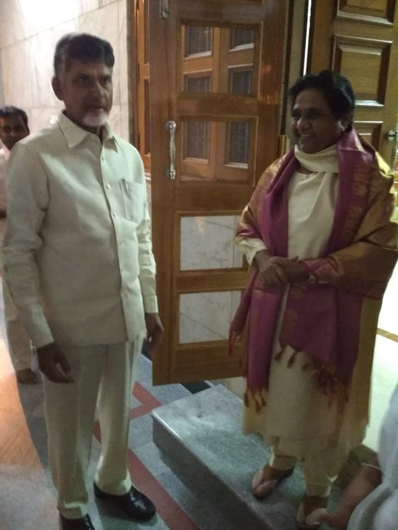 ఢిల్లీలో జాతీయ నేతలను కలిసిన చంద్రబాబు (ఫోటోలు) ఢిల్లీలో జాతీయ నేతలను కలిసిన చంద్రబాబు (ఫోటోలు)