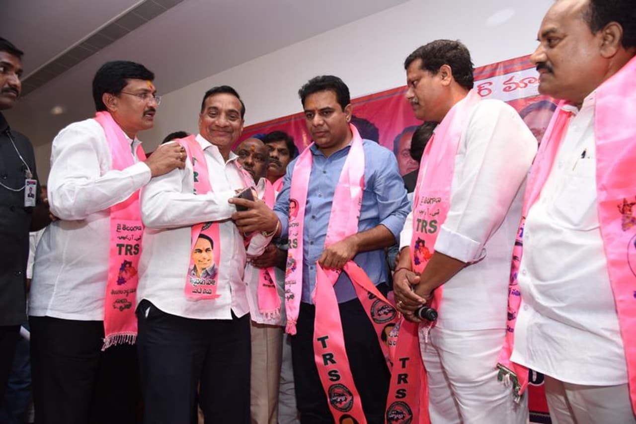 కేటీఆర్ సమక్షంలో టీఆర్ఎస్లో చేరిన లింగాయత్లు (ఫోటోలు) కేటీఆర్ సమక్షంలో టీఆర్ఎస్లో చేరిన లింగాయత్లు (ఫోటోలు)