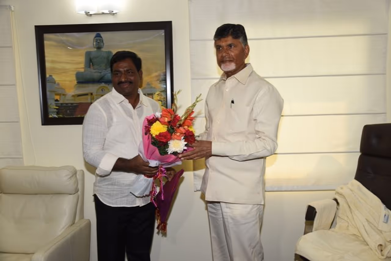 ఢిల్లీలో చంద్రబాబును సత్కరించిన ఢిల్లీ ఆంధ్రా జర్నలిస్ట్ అసోసియేషన్ (ఫోటోలు) ఢిల్లీలో చంద్రబాబును సత్కరించిన ఢిల్లీ ఆంధ్రా జర్నలిస్ట్ అసోసియేషన్ (ఫోటోలు)