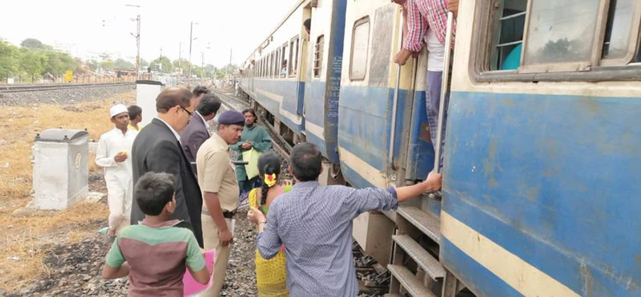 పెన్నా వంతెనపై హటాత్తుగా ఆగిపోయిన జన శతాబ్ది పెన్నా వంతెనపై హటాత్తుగా ఆగిపోయిన జన శతాబ్ది