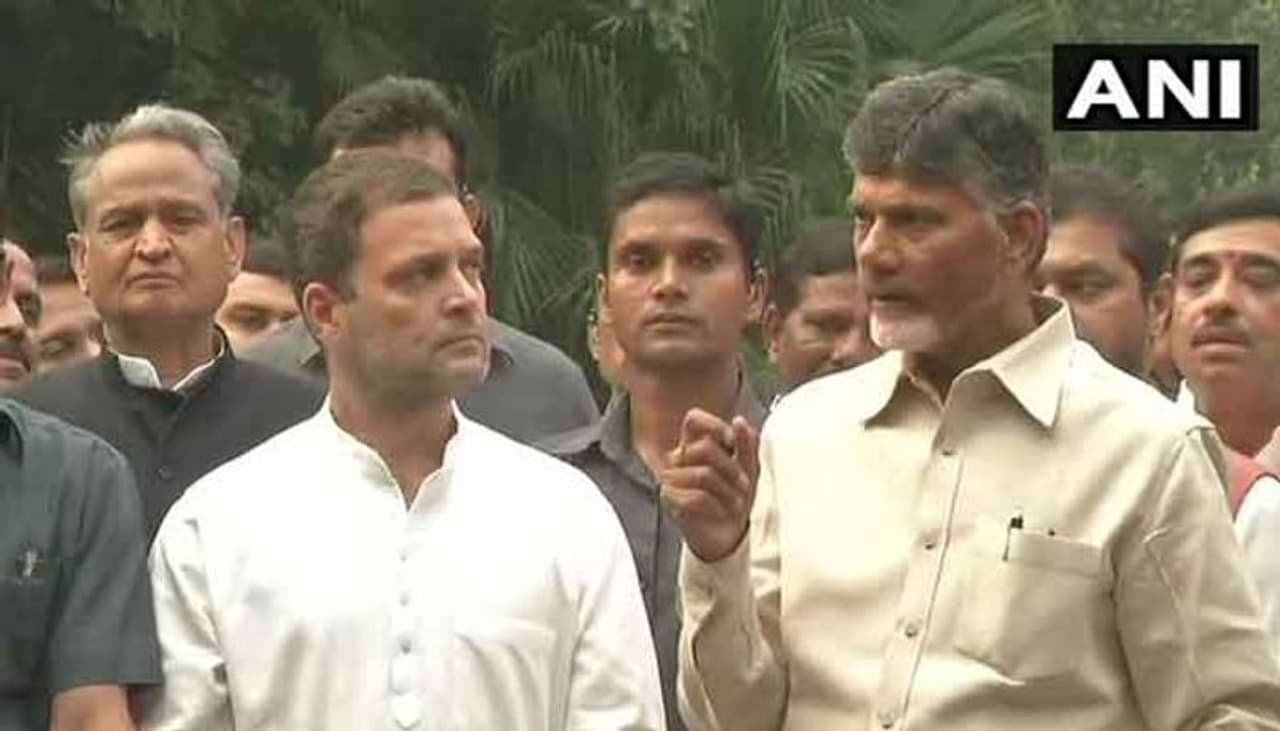 అమరావతి: ఆంధ్రప్రదేశ్ రాష్ట్రంలో కాంగ్రెసు, తెలుగుదేశం పార్టీల మధ్య అవగాహన చాలా పకడ్బందీగా అమలవుతున్నట్లు తెలుస్తోంది. రాష్ట్రంలో అధికారంలోకి రాలేమని గ్రహించిన ఎఐసిసి అధ్యక్షుడు రాహుల్ గాంధీ లోకసభ సీట్లపైనే దృష్టి పెట్టినట్లు అర్థమవుతోంది. దీంతో బలమైన నేతలను తెలుగుదేశంలోకి పంపించి వారికి లోకసభ టికెట్లు ఇప్పించుకుంటున్నట్లు రాజకీయ పరిశీలకులు భావిస్తున్నారు. ఆంధ్రప్రదేశ్ రాష్ట్రంలో కాంగ్రెసు అధికారంలోకి వచ్చే అవకాశం నామమాత్రంగా కూడా లేదు. ఈసారైనా శాసనసభకు ఒక్కరైనా వెళ్తారా అనేది కూడా అనుమానమే. ఈ స్థితిలో శాసనసభ సీట్ల వ్యవహారాన్ని మొత్తం రాహుల్ గాంధీ చంద్రబాబు నేతృత్వంలోని తెలుగుదేశం పార్టీకి వదిలేసి లోకసభ సీట్లపై గురి పెట్టినట్లు కనిపిస్తోంది