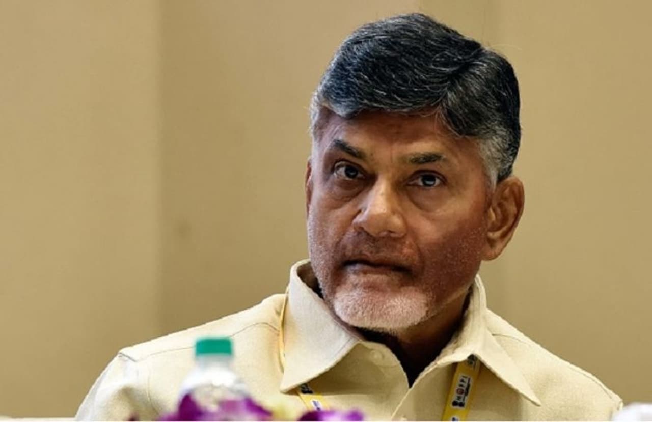 అమరావతి: లోకసభకు పోటీ చేయడానికి తెలుగు తమ్ముళ్లు విముఖత ప్రదర్శిస్తున్నారు. కారణాలేమైనా పలువురు సిట్టింగ్ ఎంపీలు కూడా అసెంబ్లీ వైపు చూస్తున్నారు. దీంతో లోకసభకు అభ్యర్థులను ఎంపిక చేయడం తెలుగుదేశం పార్టీ అధ్యక్షుడు, ఆంధ్రప్రదేశ్ ముఖ్యమంత్రి నారా చంద్రబాబు నాయుడికి సమస్యగా మారింది. అమరావతి: లోకసభకు పోటీ చేయడానికి తెలుగు తమ్ముళ్లు విముఖత ప్రదర్శిస్తున్నారు. కారణాలేమైనా పలువురు సిట్టింగ్ ఎంపీలు కూడా అసెంబ్లీ వైపు చూస్తున్నారు. దీంతో లోకసభకు అభ్యర్థులను ఎంపిక చేయడం తెలుగుదేశం పార్టీ అధ్యక్షుడు, ఆంధ్రప్రదేశ్ ముఖ్యమంత్రి నారా చంద్రబాబు నాయుడికి సమస్యగా మారింది.