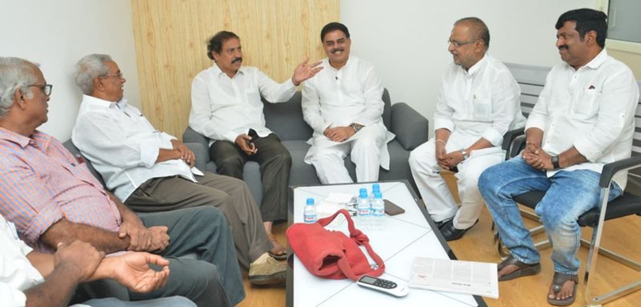 లెఫ్ట్ నేతలతో నాదెండ్ల మనోహర్ భేటీ (ఫొటోలు) లెఫ్ట్ నేతలతో నాదెండ్ల మనోహర్ భేటీ (ఫొటోలు)