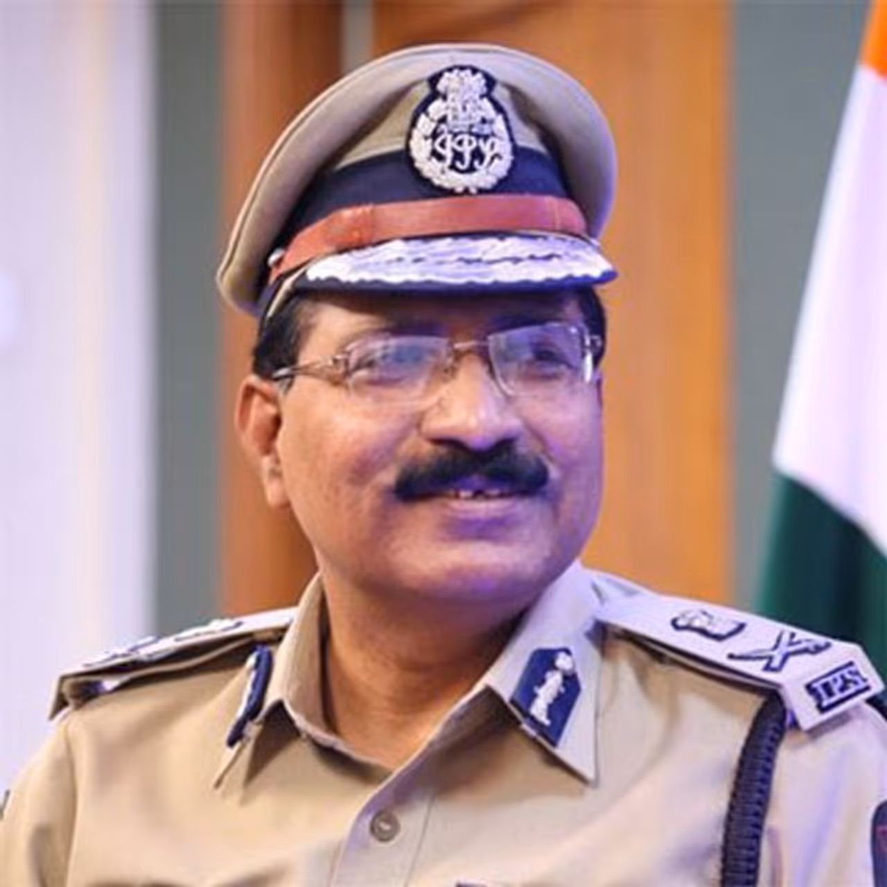 <p>హైద్రాబాద్లో మత ఘర్షణలు సృష్టించేందుకు ప్రయత్నించే అవకాశం ఉందని స్పష్టమైన సమాచారం ఉంటే... నిందితులను ఎందుకు అరెస్ట్ చేయడం లేదో చెప్పాలని సీఎం కేసీఆర్, డీజీపీ మహేందర్ రెడ్డిలను ప్రశ్నించారు బీజేపీ తెలంగాణ రాష్ట్ర అధ్యక్షుడు బండి సంజయ్.</p> <p>హైద్రాబాద్లో మత ఘర్షణలు సృష్టించేందుకు ప్రయత్నించే అవకాశం ఉందని స్పష్టమైన సమాచారం ఉంటే... నిందితులను ఎందుకు అరెస్ట్ చేయడం లేదో చెప్పాలని సీఎం కేసీఆర్, డీజీపీ మహేందర్ రెడ్డిలను ప్రశ్నించారు బీజేపీ తెలంగాణ రాష్ట్ర అధ్యక్షుడు బండి సంజయ్.</p>