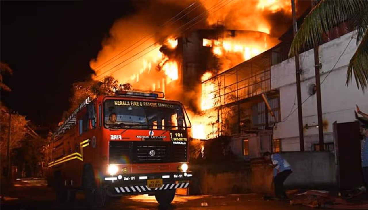 2018 ഒക്ടോബര് 31 ന് വൈകീട്ട് ഏഴ് മണിയോടെയാണ് തിരുവനന്തപുരം ശ്രീകാര്യം മണ്വിളയിലെ വ്യവസായ എസ്റ്റേറ്റില് പ്രവര്ത്തിക്കുന്ന ഫാമിലി പ്ലാസ്റ്റിക്ക്സിന്റെ നാല് കെട്ടിടങ്ങലിലൊന്നില് തീ പടര്ന്നത്. 2018 ഒക്ടോബര് 31 ന് വൈകീട്ട് ഏഴ് മണിയോടെയാണ് തിരുവനന്തപുരം ശ്രീകാര്യം മണ്വിളയിലെ വ്യവസായ എസ്റ്റേറ്റില് പ്രവര്ത്തിക്കുന്ന ഫാമിലി പ്ലാസ്റ്റിക്ക്സിന്റെ നാല് കെട്ടിടങ്ങലിലൊന്നില് തീ പടര്ന്നത്.