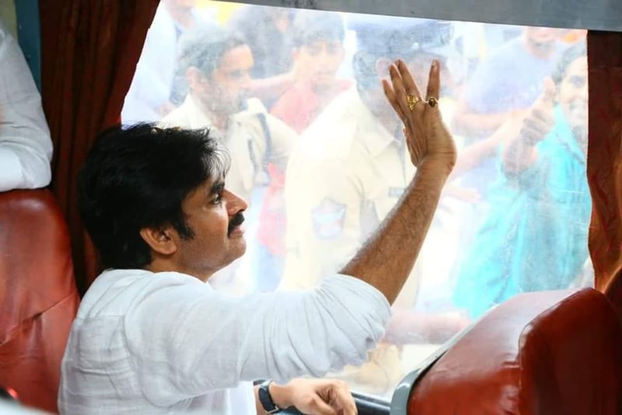 పవన్ కల్యాణ్ రైలు యాత్ర (ఫొటోలు) పవన్ కల్యాణ్ రైలు యాత్ర (ఫొటోలు)