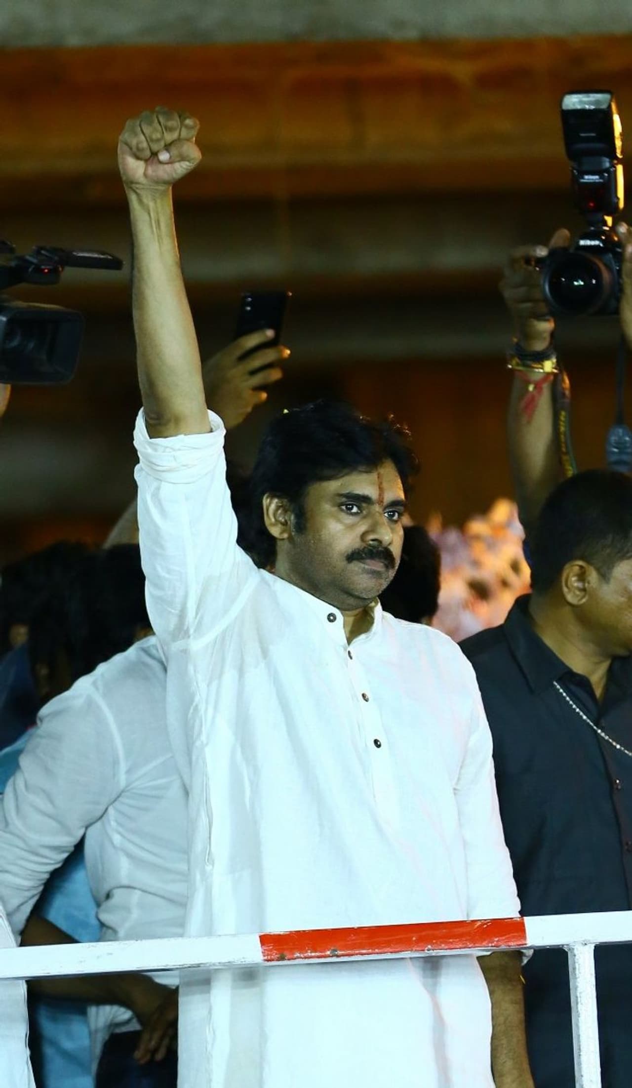 తూర్పు గోదావరి జిల్లాలో పవన్ కల్యాణ్ సభ (ఫొటోలు) తూర్పు గోదావరి జిల్లాలో పవన్ కల్యాణ్ సభ (ఫొటోలు)