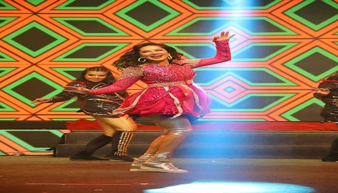 ಆಹಾ..! ಏನ್ ಬಳಕುಸ್ತಾಳೆ ಸೊಂಟನಾ.... ಆಹಾ..! ಏನ್ ಬಳಕುಸ್ತಾಳೆ ಸೊಂಟನಾ....