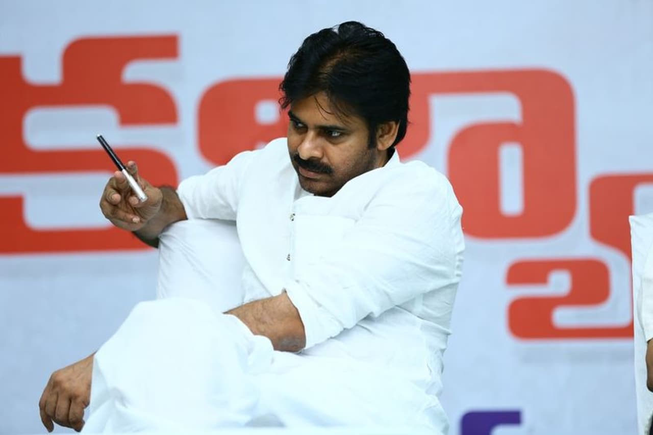 తూర్పు గోదావరి జిల్లాలో పారిశుధ్య కార్మికులతో పవన్ (ఫొటోలు) తూర్పు గోదావరి జిల్లాలో పారిశుధ్య కార్మికులతో పవన్ (ఫొటోలు)