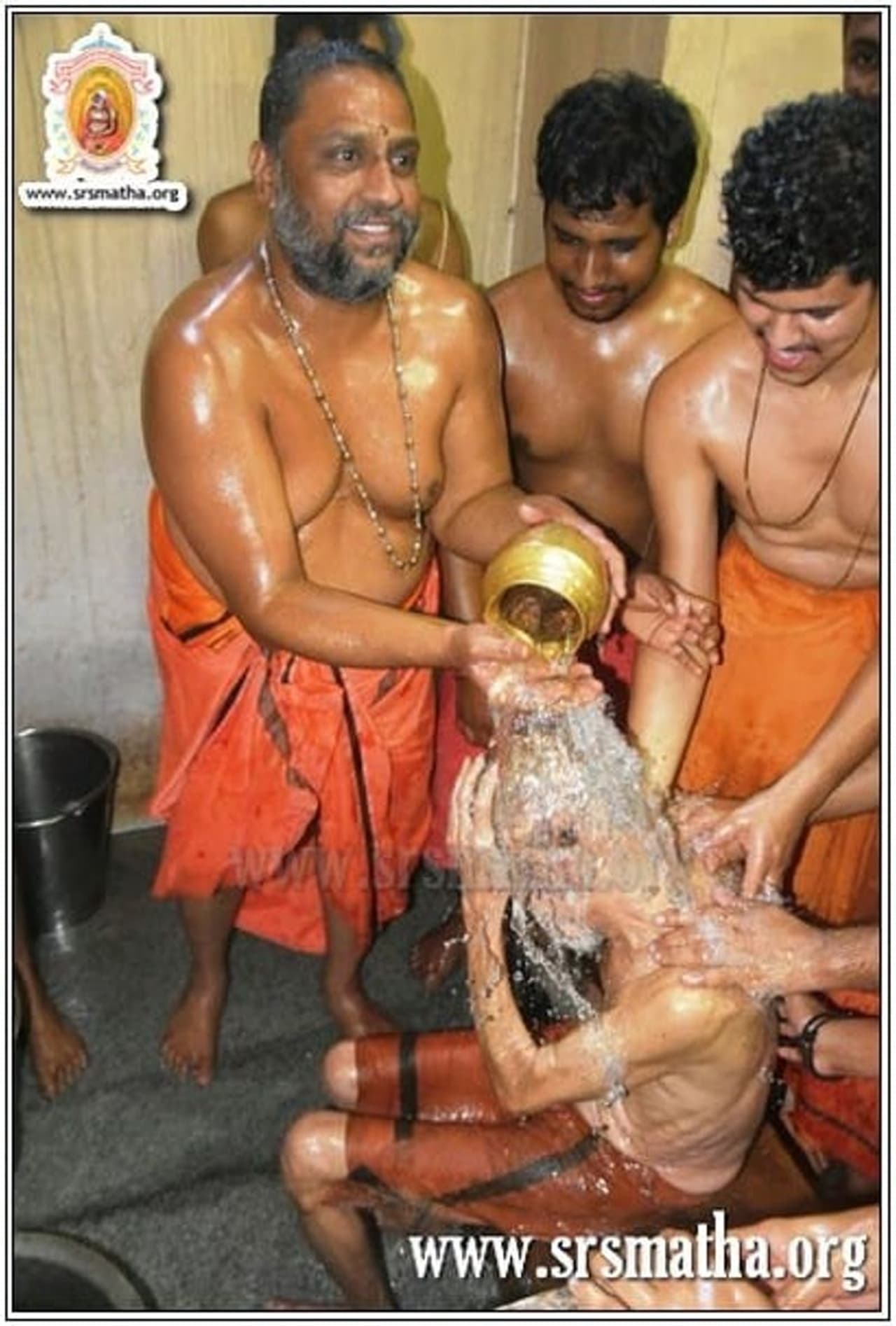 ತೈಲ ಶಾಸ್ತ್ರದ ಬಳಿಕ ಪೇಜಾವರ ಶ್ರೀಗಳಿಗೆ ಅಭ್ಯಂಜನ. ತೈಲ ಶಾಸ್ತ್ರದ ಬಳಿಕ ಪೇಜಾವರ ಶ್ರೀಗಳಿಗೆ ಅಭ್ಯಂಜನ.