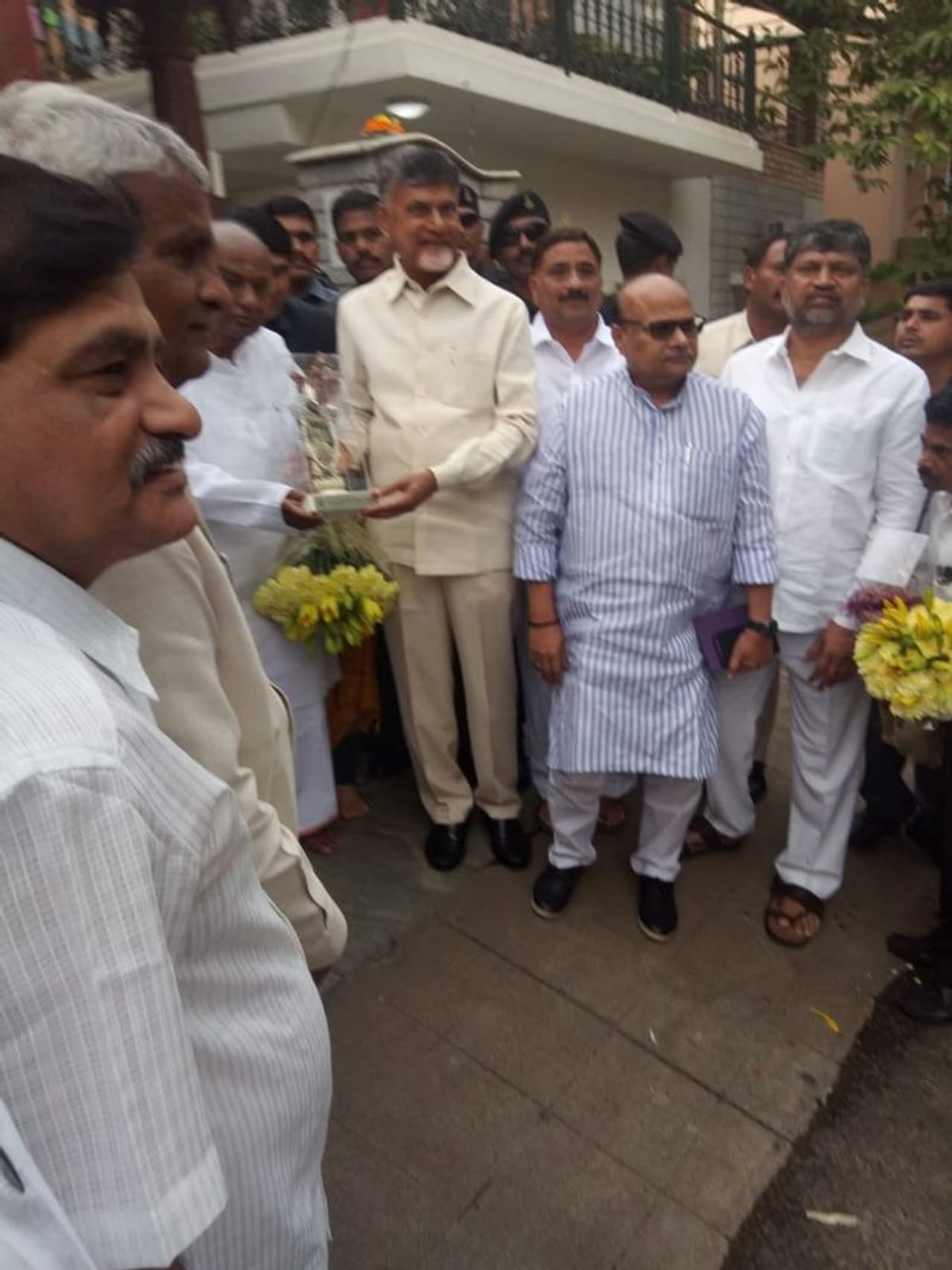 దేవెగౌడ, కుమారస్వామిలతో చంద్రబాబు (ఫొటోలు) దేవెగౌడ, కుమారస్వామిలతో చంద్రబాబు (ఫొటోలు)