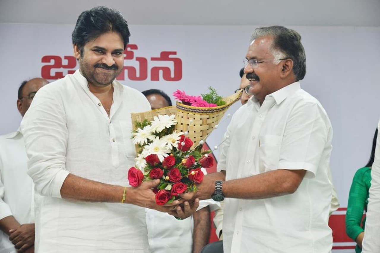 పసుపులేటి బాలరాజును పార్టీలో చేర్చుకున్న పవన్ (ఫొటోలు) పసుపులేటి బాలరాజును పార్టీలో చేర్చుకున్న పవన్ (ఫొటోలు)