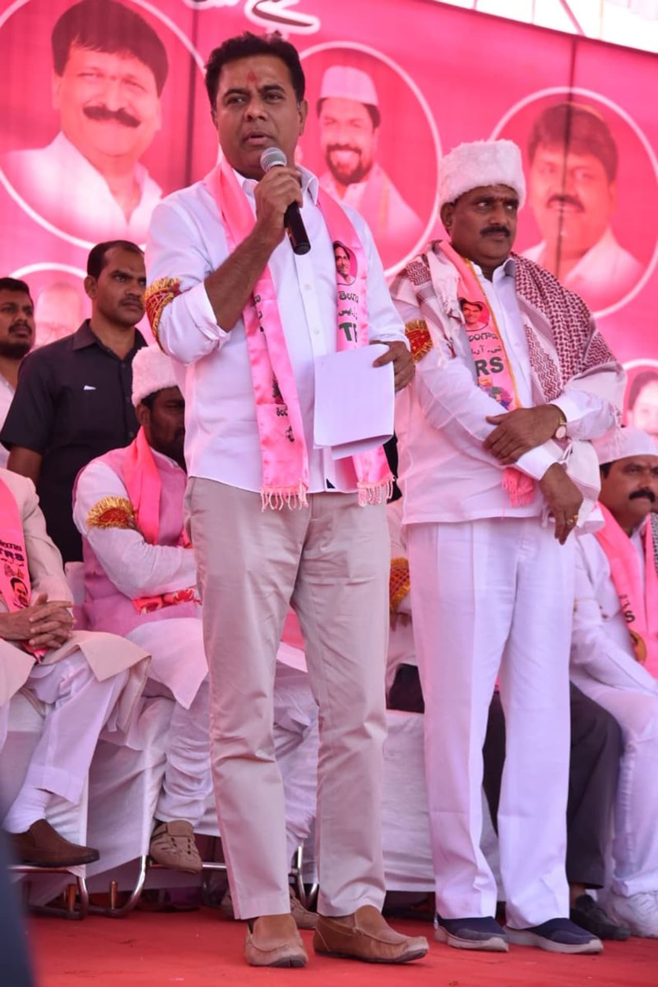 శేరిలింగంపల్లిలో మైనారిటీ ఆశీర్వద సభలో పాల్గొన్న కేటీఆర్ (ఫోటోలు) శేరిలింగంపల్లిలో మైనారిటీ ఆశీర్వద సభలో పాల్గొన్న కేటీఆర్ (ఫోటోలు)