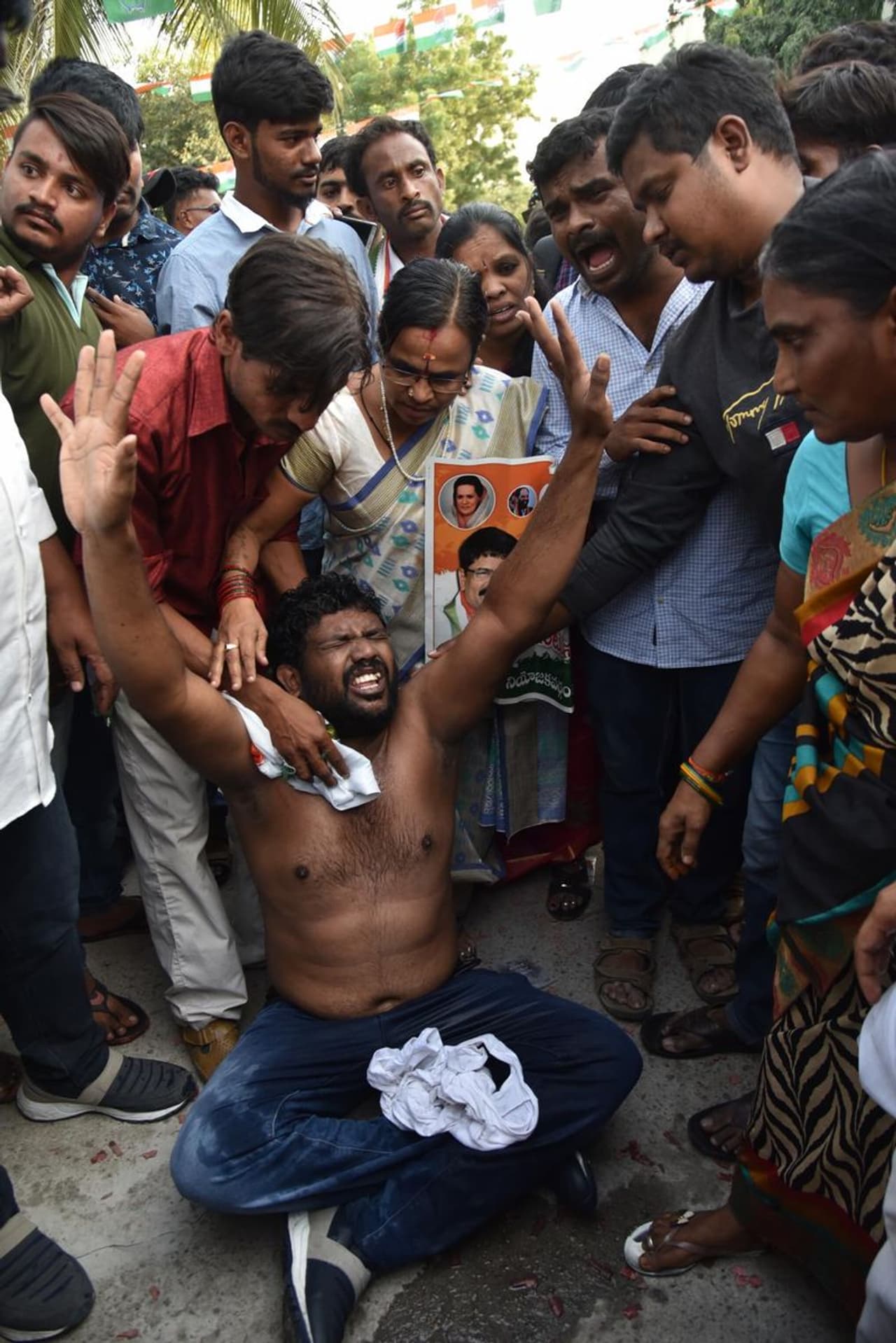 గాంధీ భవన్ వద్ద అసంతృప్తి నేతల ధర్నా ( ఫోటోలు) గాంధీ భవన్ వద్ద అసంతృప్తి నేతల ధర్నా ( ఫోటోలు)