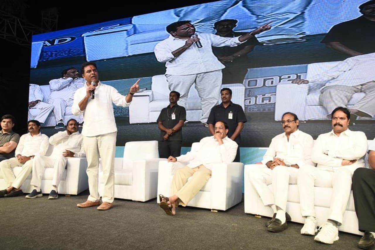 హమారా హైదరాబాద్ కార్యక్రమంలో పాల్గొన్న మంత్రి కేటీఆర్ (ఫోటోలు) హమారా హైదరాబాద్ కార్యక్రమంలో పాల్గొన్న మంత్రి కేటీఆర్ (ఫోటోలు)