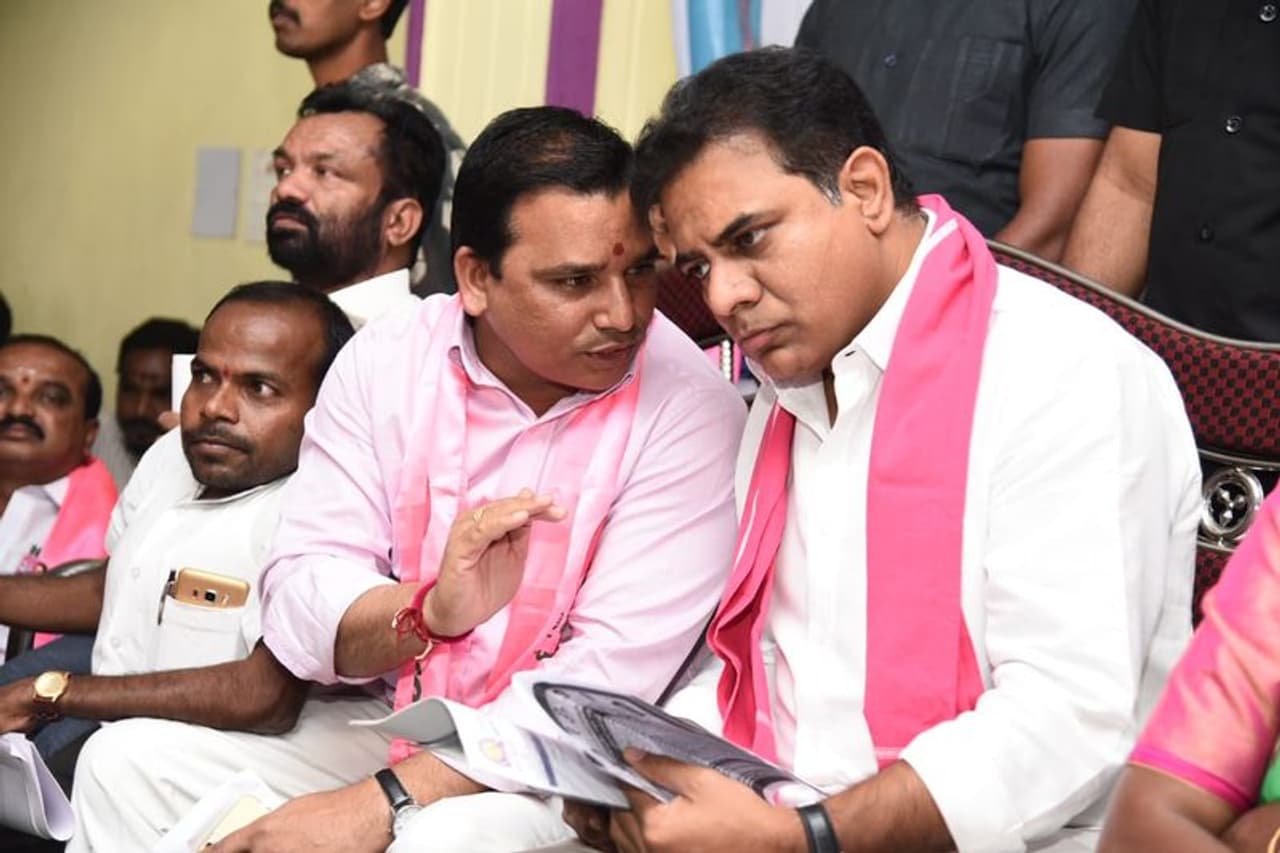 సిరిసిల్ల ఎన్నికల ప్రచారంలో పాల్గొన్న కేటీఆర్ (ఫోటోలు) సిరిసిల్ల ఎన్నికల ప్రచారంలో పాల్గొన్న కేటీఆర్ (ఫోటోలు)