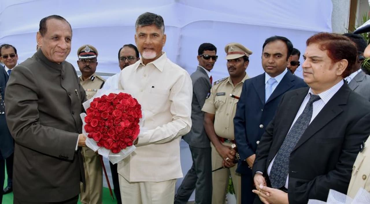 అమరావతిలో కొత్త మంత్రులు ప్రమాణ స్వీకారం (ఫోటోలు) అమరావతిలో కొత్త మంత్రులు ప్రమాణ స్వీకారం (ఫోటోలు)